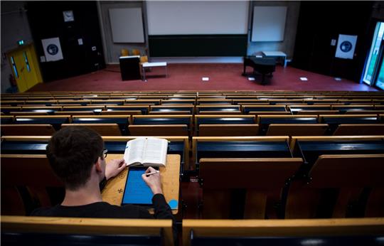 Ein Student sitzt im Hörsaal der Universität Bremen.