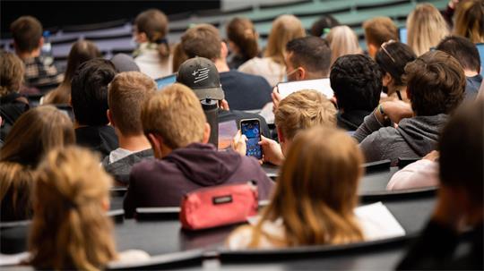 Ein Student spielt am Smartphone während einer Mathematik-Vorlesung für die Erstsemester des Bachelorstudiengangs Wirtschaftswissenschaften im Audimax in der Leibniz-Universität Hannover. (Symbolbild)