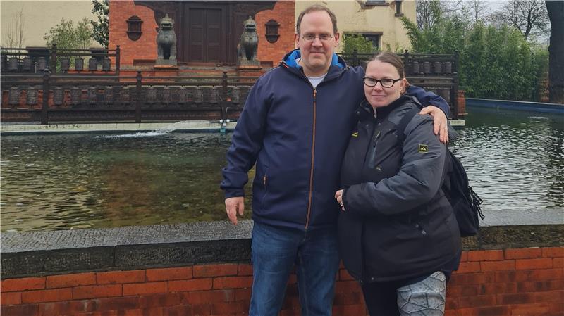 MS-Patientin Janine P. spricht über ihr Leben mit der Krankheit Ein Stück Lebensqualität: Mithilfe der Orthese kann Janine P. mit ihrem Ehemann in den Urlaub fahren.