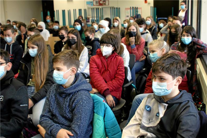 Ein Stück Normalität während der Pandemie an der Robert-Koch-Schule: Während einer Lesung müssen die Schüler hier dennoch eine Maske tragen.  Archivfoto: Knoke