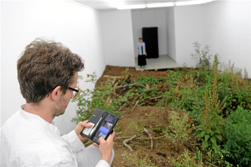 Natur und Kunst: Ausstellung im Goslarer Mönchehaus Ein Stück Wald wird zum Kunstwerk: Andreas Greiner in einer Installation des Künstlers Fabian Knecht. Foto: Hartmann