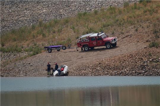 Ein Suchteam bereitet einen Einsatz am Stausee Barragem do Arade im Rahmen der Ermittlungen zum Verschwinden von Madeleine McCann vor.