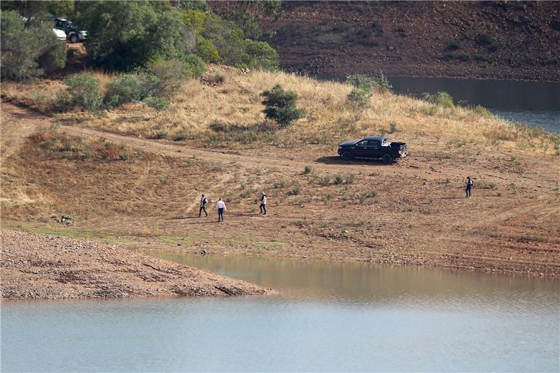 Der Strohhalm im Fall Maddie - Neue Suche Ein Suchteam der Polizei durchkämmt das Ufer des Arade-Stausees in Spanien.