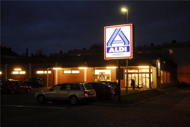 Einkaufen bis 20 Uhr: Warum Aldi früher schließt Ein Supermarkt am Abend: Nach 20 Uhr kann man in zahlreichen Märkten bei Aldi Nord nicht mehr einkaufen. Foto: imago stock&people