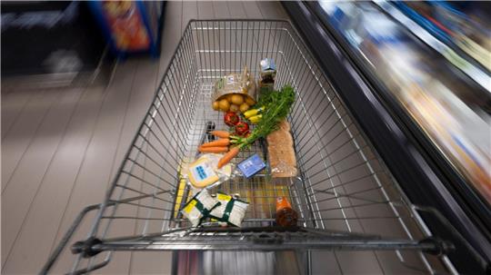 Ein Supermarktmitarbeiter stoppte die Diebe mit den vollen Einkaufswagen. (Symbolbild)