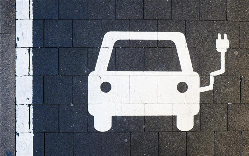 E-Auto-Boom treibt Erholung des chinesischen Automarkts an Ein Symbol markiert einen Parkplatz an einer Ladesäule für Elektroautos.