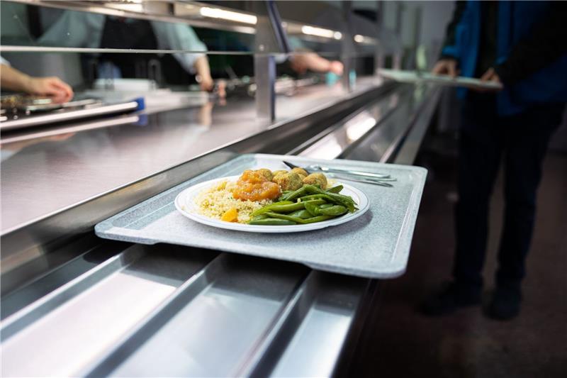 Mehr Essen in Hochschulmensen verkauft Ein Tablett mit Essen liegt bei einer Essensausgabe in der Hauptmensa vom Studentenwerk Hannover.
