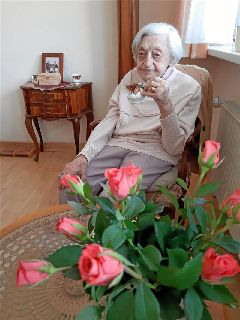 Gerda Wilke wird heute 101 Ein Tässchen Kaffee darf es gerne mal für Gerda Wilke sein. Erst recht, wenn er vom Schwiegersohn gekocht ist. Foto: Potthast