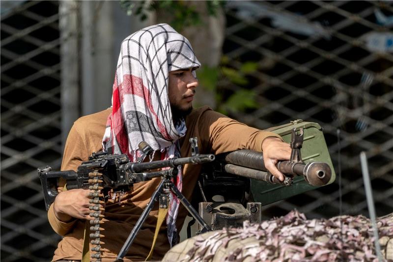 Rebellen in Afghanistan: Distrikt von den Taliban erobert Ein Taliban-Kämpfer steht nach einer Explosion Wache in der afghanischen Hauptstadt Kabul in der Nähe einer Moschee.