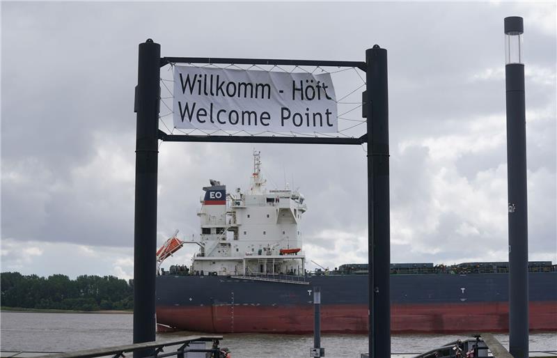 Ein Tanker fährt an der Schiffsbegrüßungsanlage «Willkomm Höft» im Schulauer Fährhaus vorbei.