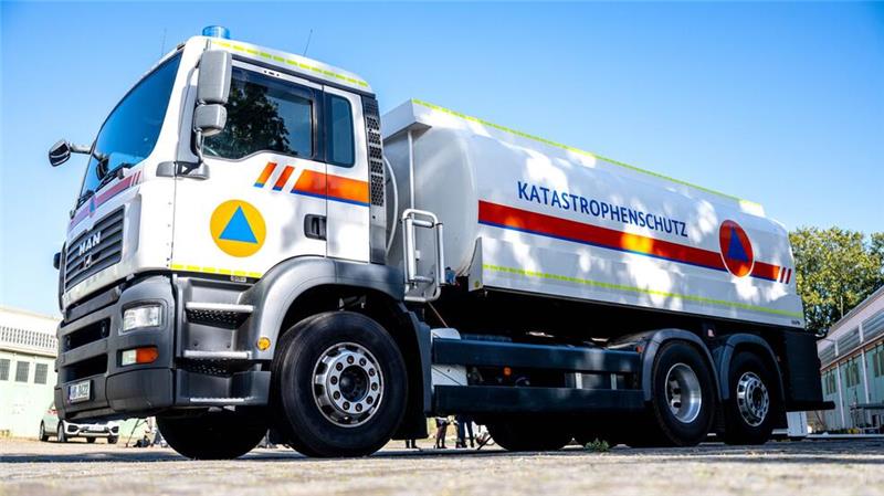 Neue Fahrzeuge und Technik für den Bremer Katastrophenschutz Ein Tanklaster soll Kliniken und Einsätzkräfte im Notfall mit Kraftstoff versorgen.