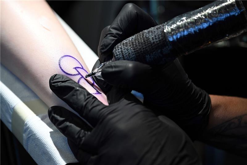 Tattoo statt Organspendeausweis: Symbol auf der Haut Ein Tattoo, das die Zustimmung zur Organspende symbolisiert.