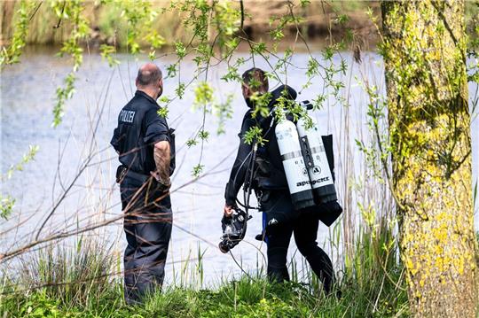 Ein Taucher der Polizei steigt in die Oste.