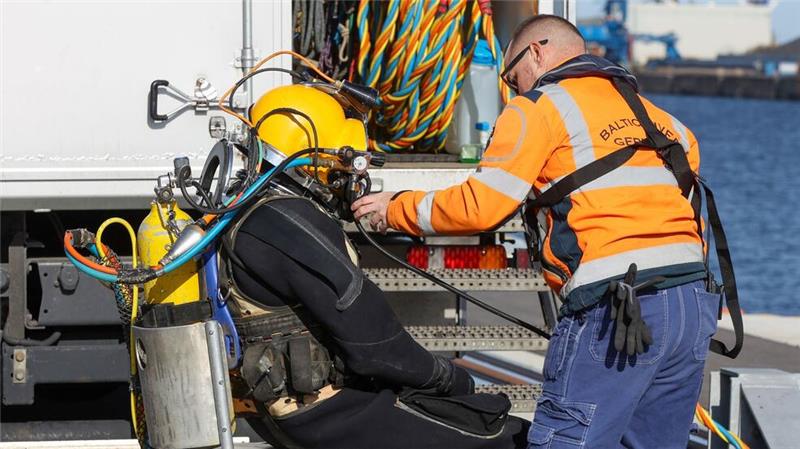 Ein Taucher machte sich im Rostocker Hafen startklar, um den Rumpf des nach einem Brand havarierten Öltankschiffes „Annika“ zu kontrollieren.