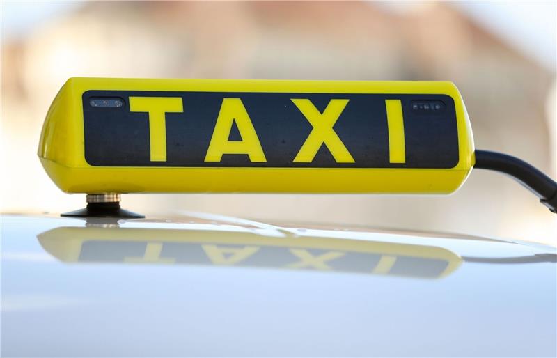 Bundesfinanzhof: Taxi zur Arbeit nicht voll absetzbar Ein Taxischild an einem Wagen.