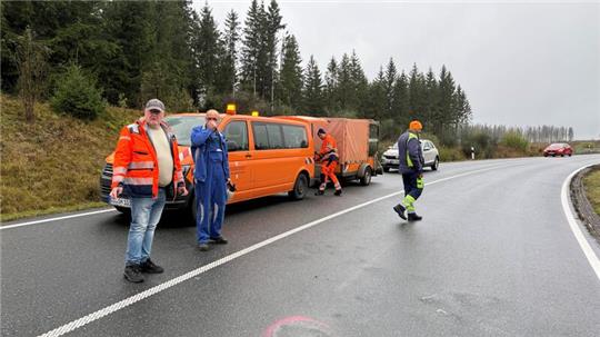 Ein Team mit dem Leiter der Straßenmeisterei Braunlage, Marcus Stolze (links), testet die Art der Verunreinigung.