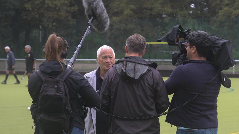 Wenn ein Länderspiel fast zur Nebensache wird Ein Team vom Norddeutschen Rundfunk interviewt Dieter Schumburg für die Sendung „Hallo Niedersachsen“.