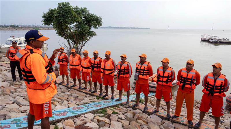 Mindestens vier Tote bei Sturzflut im Nordosten Indiens Ein Teamleiter informiert Mitglieder des indischen Katastrophenschutzes über Rettungsmaßnahmen in überschwemmten Gebieten.