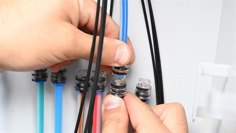 Ein Techniker verbindet Glasfaser-Kabel, um besonders schnelles Internet zu ermöglichen.