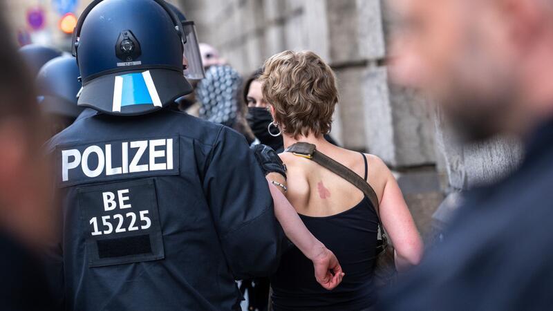 Kontroverse über Räumung der Humboldt-Uni Ein Teil der Aktivisten verließ die Räume freiwillig, ein weiterer Teil wurde von der Polizei hinausgeführt.