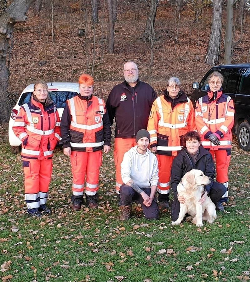 Ein Teil der BRH-Rettungshundestaffel Osterode, Goslar, Harz: Um im Training zu bleiben, treffen sich die ehrenamtlichen Mitglieder regelmäßig bis zu dreimal in der Woche. Rundes Bild in der Mitte: Hündin Nala freut sich auf den Einsatz mit ihrem Frauchen. Rundes Bild rechts: Mit einer Kenndecke ausgestattet gehen die Hunde in den Einsatz. Foto: Fricke