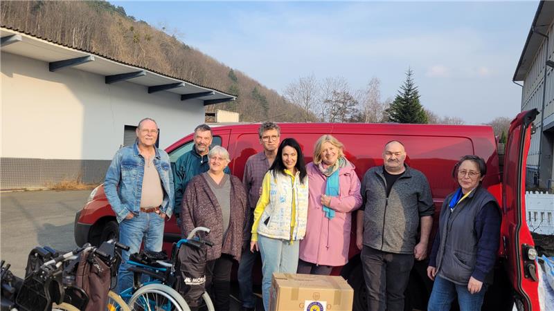 Nach Trump-Ausraster: Goslarer Verein hilft weiter in der Ukraine Ein Teil der Mitglieder des Vereins Goslar hilft vor dem Auto, das am Dienstag in die Ukraine gefahren wurde, um dort Krankenhäuser und Bedürftige zu versorgen.