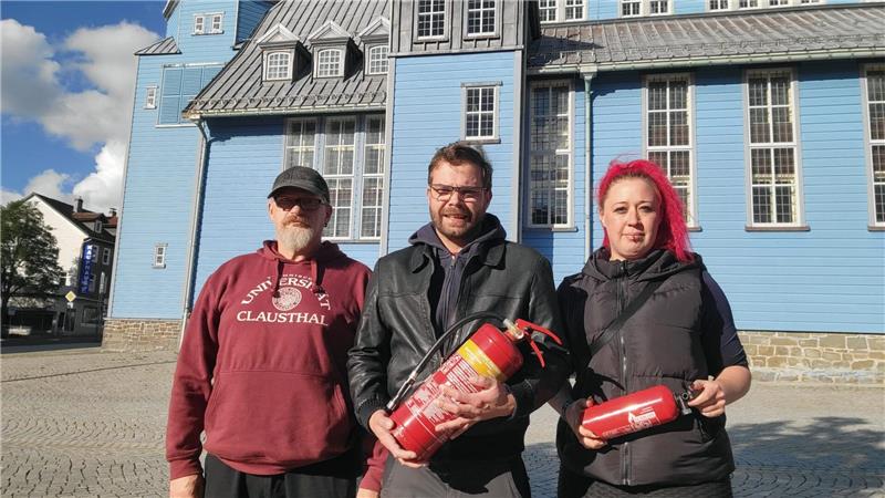 Ein Teil der Nachtwache (v.l.): Joachim Koppermann, Wolfram Haeseler und Jessica Baron bewachen historische Gebäude in Clausthal-Zellerfeld. Immer dabei sind die Feuerlöscher.