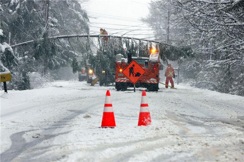 Heftiger Schneesturm im Osten der USA und Kanadas Ein Teil der Route 9 zwischen Falmouth und Cumberland in Maine ist nach heftigem Schneefall gesperrt.