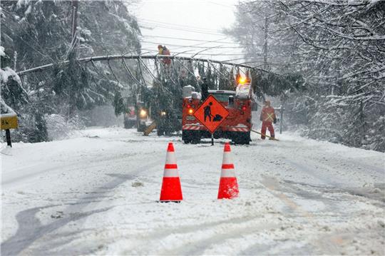 Ein Teil der Route 9 zwischen Falmouth und Cumberland in Maine ist nach heftigem Schneefall gesperrt.