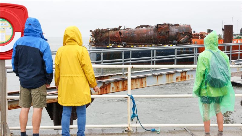 Archäologen-Zorn wegen U-Boot-Bergung Ein Teil des Bootes wurde geborgen und nach Cuxhaven gebracht.