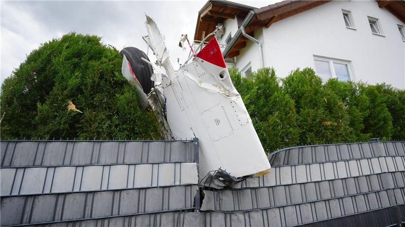Ein Teil des Flugzeugs steckte in einem Gartenzaun.