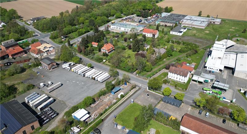 Ein Teil des Gewerbegebietes in Posthof aus der Vogelperspektive. Am oberen Bildrand ist das weitläufige Gelände der Harzer Wurstwaren-Fabrik zu sehen – im Vordergrund sieht man Lkw der Spedition des zu einer langen Haftstrafe verurteilten Othfreseners Jonas H. Foto: Neuendorf
