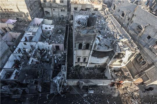 Ein Teil des Viertels Al-Amal in Chan Junis ist von israelischen Luftangruffen zerstört worden.