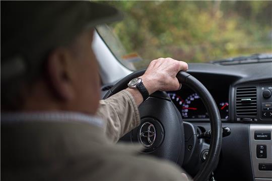 Ein Teilnehmer bei einen Fahrsicherheitstraining für Senioren fährt über eine Teststrecke. Muss ein Arzt Personen, die er nicht für fahrtauglich hält, an die Behörden melden? Unter anderem mit dieser Frage beschäftigen sich Experten beim Verkehrsgerichtstag.  Foto: Wolfram Kastl/dpa