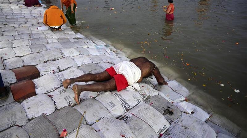 Millionen kommen in Indien zum weltgrößten Pilgerfest Ein Teilnehmer des Pilgerfests Maha Kumbh Mela spricht ein Gebet, bevor er ein Bad im Fluss nimmt.