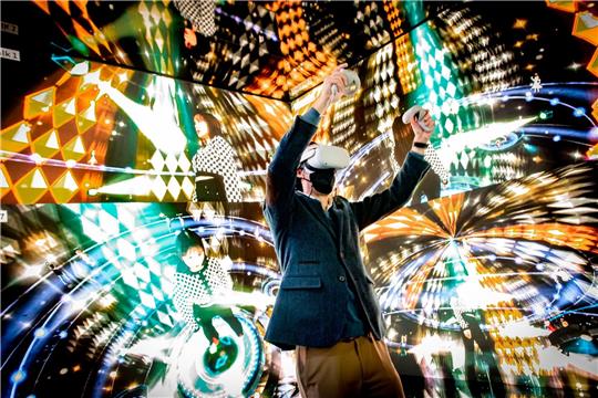Ein Teilnehmer macht während des GSMA Mobile World Congress 2022 in Barcelona im Jump Studio von SC Telesom ein Metaverse-Erlebnis über VR-Technologie.