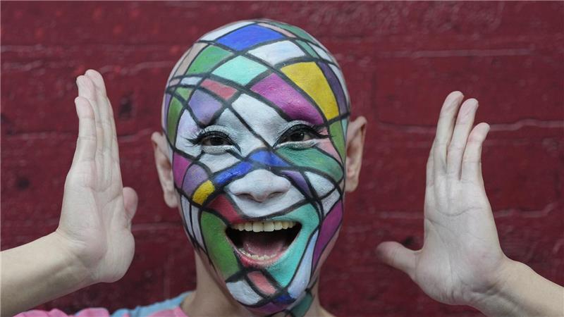 Ein Teilnehmer nimmt an der jährlichen Pride-Parade zur Feier des Pride-Monats der LGBTQ+-Gemeinschaft in Bangkok teil.