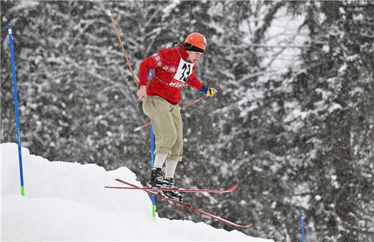 Ein Teilnehmer springt über eine Sprungschanze.