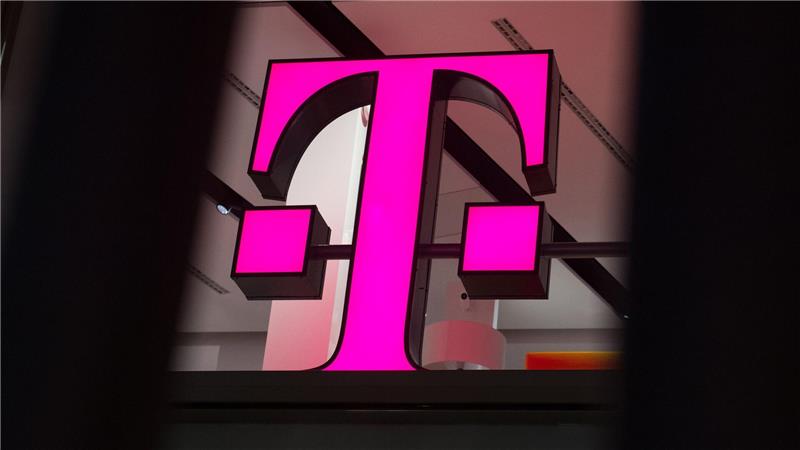 Ein Telekom-Logo strahlt in Magenta - für den Konzern sind die Behördenpläne eine gute Nachricht. 