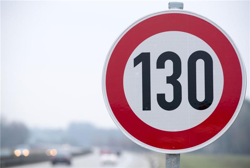 Ein Tempolimit könnte bedeuten, dass Autos höchstens 130 Kilometer pro Stunde fahren dürften.