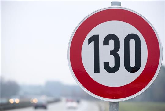 Ein Tempolimit könnte bedeuten, dass Autos höchstens 130 Kilometer pro Stunde fahren dürften.
