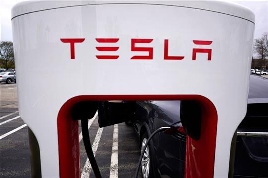 Ein Tesla Supercharger auf dem Parkplatz eines Einkaufszentrums im US-Bundesstat Illinois