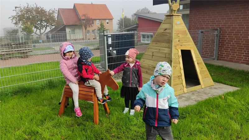 Ein Tipi und Pferd aus Holz waren die Wünsche der Kinder.
