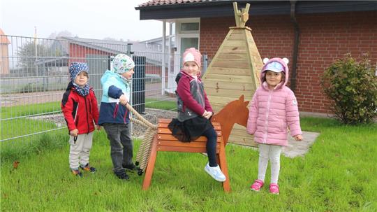 Ein Tipi und ein Pferd: Da ist die Freude bei Maddox, Jannek, Pauline und Della groß.