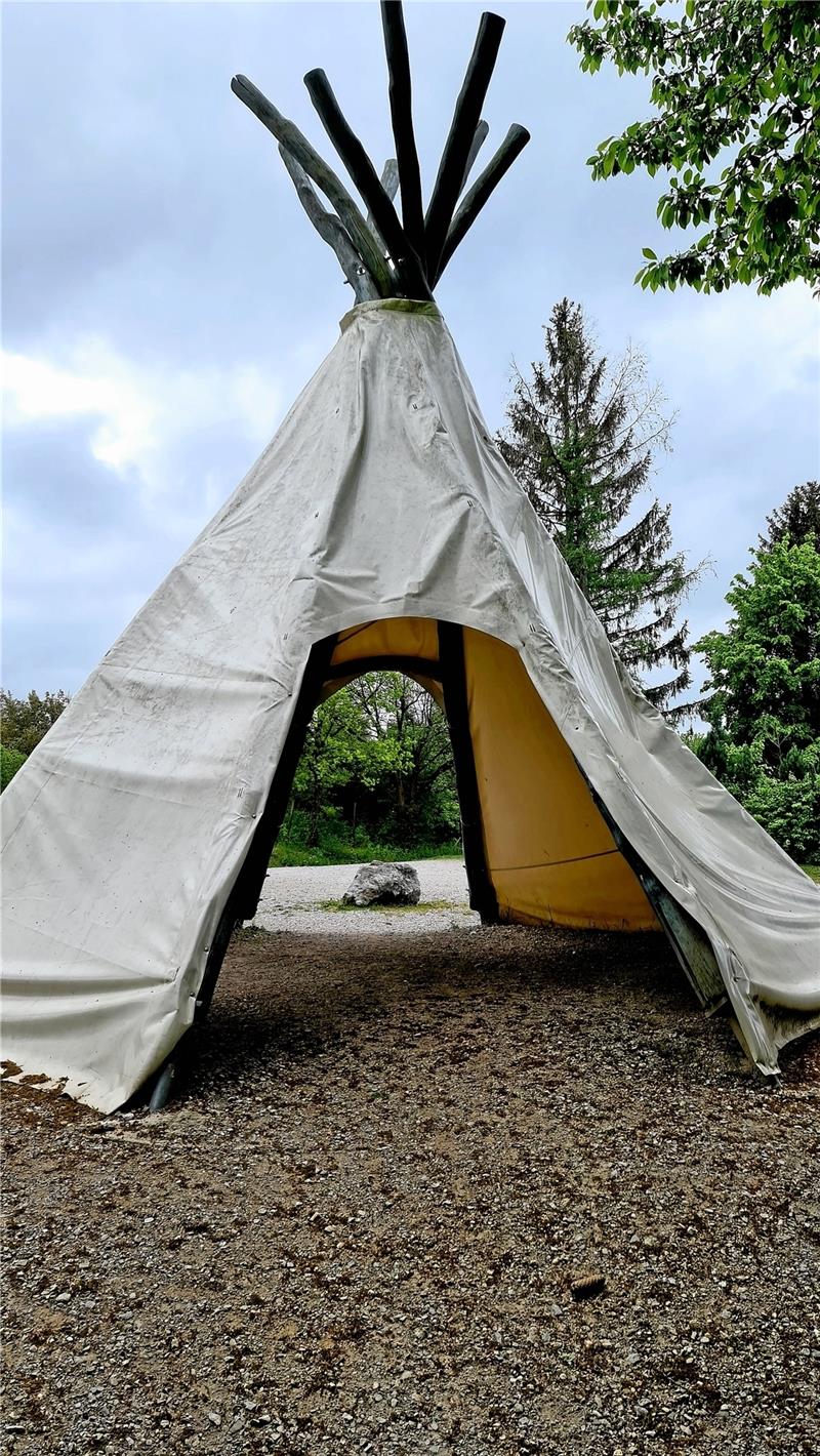 Ein Tipi wartet im nordamerikanischen Teil des Welt-Waldes auf die Besucher.
