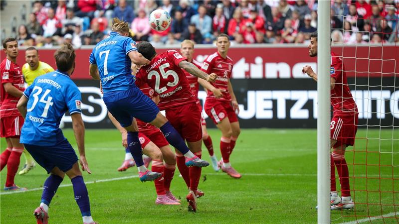 Klarer Sieg in Düsseldorf: Darmstadt nach 3:0 Tabellenführer Ein Tor, das nicht galt: Isac Lidberg (Nr. 7) köpft in der 8. Minute das vermeintliche 1:0 für Darmstadt, stand zuvor aber hauchdünn im Abseits.