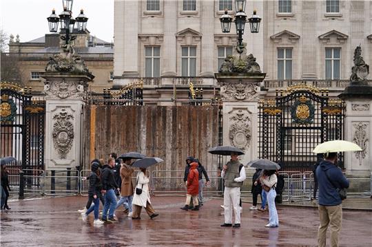 Ein Tor des Buckingham-Palasts ist notdürftig repariert, nachdem ein Auto in den Zaun gekracht war.