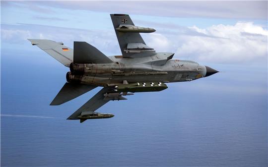 Ein Tornado-Kampfjet der Bundeswehr ist mit einem Marschflugkörper Taurus bestückt. Liefert Deutschland die Waffen nun doch an die Ukraine?