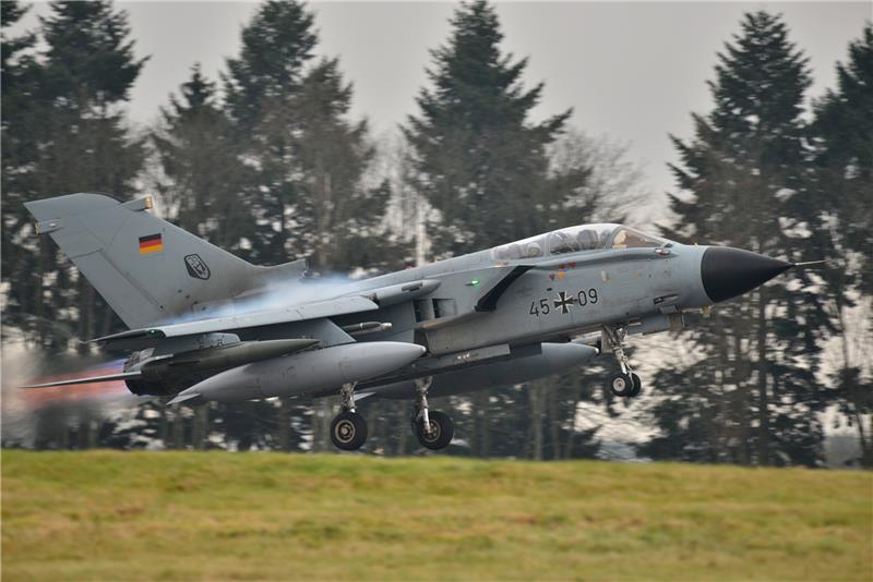 Wie gefährlich wird das russische Atommanöver? Ein „Tornado“ Kampfjet der Bundeswehr startet vom Fliegerhorst Büchel (Kreis Cochem-Zell) in der Eifel. Foto: Harald Tittel/dpa