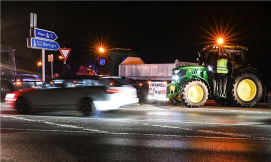 Ein Traktor blockiert die Autobahnzufahrt der A31 in Richtung Meppen.